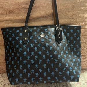 Navy Blue Coach Tote ! Great condition !